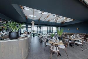 Deluxe fully furnished apartment in Menlyn Maine residence 1209