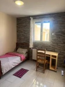 Spacious room with a work space available - 希利马扎兰