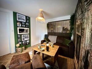 LExpédition - By BEST KEYS - Expérience Unique - Déco Immersive - Lit Queen Size & Canapé Convertible - Centre Ville - Smart TV - Machine à Café Nespresso - Netflix & WiFi ILLIMITÉ - Check-in Autonome - Parking Gratuit