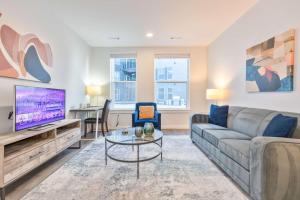 Modern Apt with Rooftop and Pool