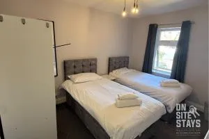 OnSiteStays - 4 bedroom house with 2 bathrooms - Bexley