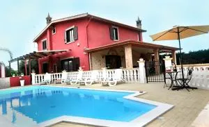 Villa Radiosa with private fenced pool & hdro-massage Leggete l'informazioni sull'host Please read Host info - Comitini