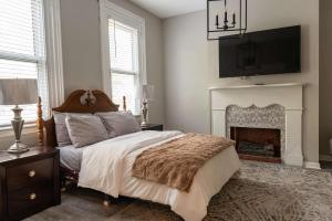 Beautiful 3-Bed Home w Parking Near AGH