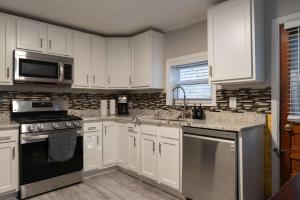 Beautiful 3-Bed Home w Parking Near AGH