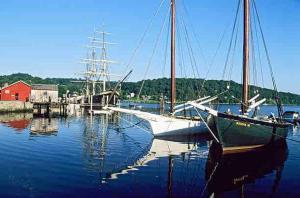 1 Minute to downtown Mystic