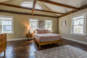 1 Minute to downtown Mystic