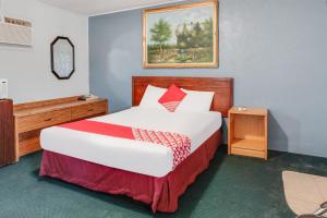 Queen Bed Smoking room in OYO Hotel Liberal Kansas