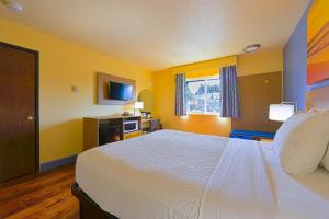 Queen Room room in Coastal Inn by OYO Lincoln City - Oregon Coast Hwy