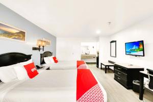 2 Queen Bed Smoking room in OYO Hotel Three Rivers TX US-281