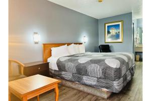 King Bed Non-Smoking room in Relax Inn