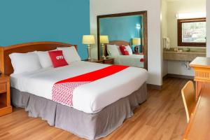 King Room room in OYO Hotel Bossier City LA - Red River