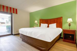 King Room room in Clarion Inn And Suites