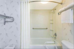 Full Bed Smoking room in Ashland Studio Inn Richmond North near Kings Dominion (Listing Partner)