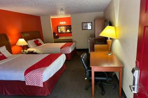 2 Queen Bed room in OYO Hotel Jefferson TX Hwy 59