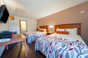 Queen Room with Two Queen Beds - Disability Access room in Budget Inn Gladstone By OYO - Portland Clackamas