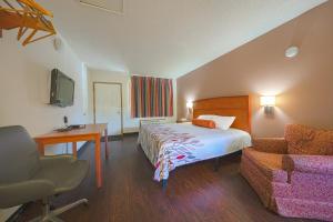Premium King Bed with Kitchenette room in Budget Inn Gladstone By OYO - Portland Clackamas