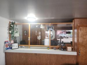 First Inn By OYO Quinter Hwy 70