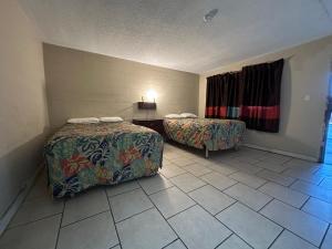 2 Full Beds Non-Smoking room in OYO Hotel Orlando Park Central Millenia