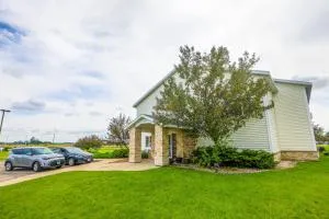 Evansville Inn & Suites by OYO - جاينسفيل