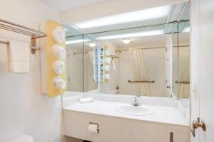 King Room - Disability Access room in OYO Hotel Mona Lake Muskegon