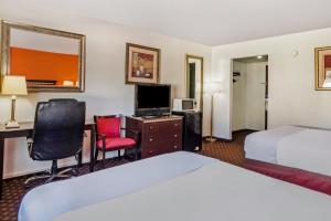 Double Room with Two Double Beds room in OYO Townhouse Dodge City KS