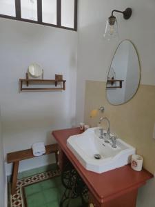 B&B / Chambres d'hotes CHAMBRES D'HOTES L'Oreliane en Provence Adults Only : photos des chambres