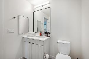 Hollywood 1bdr apt with Pool, Free Parking, Gym