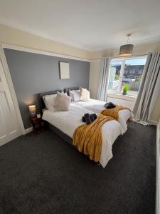 Large house for families and contractors with fast WiFi and free parking