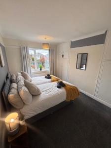 Large house for families and contractors with fast WiFi and free parking