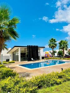 Comodidad con Alberca y Seguridad cerca de Galerías