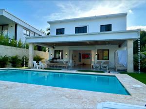 Luxury Villa with kitchen and housekeeping services, private pool, beach in an exclusive Residential area