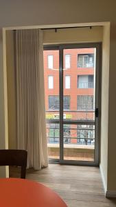 Sweet Yellow Palace, Pazari i Ri