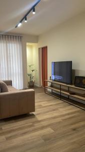 Sweet Yellow Palace, Pazari i Ri