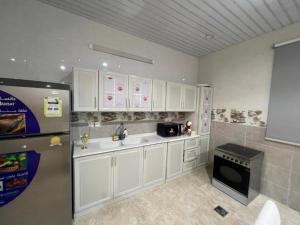 شقة كبيرة 3 غرف نوم وصالة Large apartment with 3 bedrooms and a living room