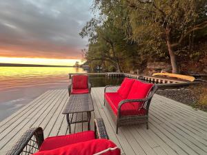 Cayuga lake cottage with private lake access