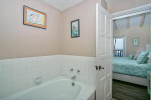 H887 - Hamilton Cove Villa 8-87