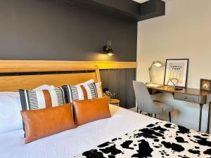 W118 NEW! Central Canmore- Light Industrial Hotel Room
