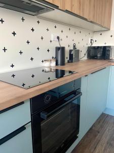 Sunny & Minimalist Apartment near the City Center