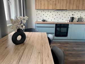 Sunny & Minimalist Apartment near the City Center