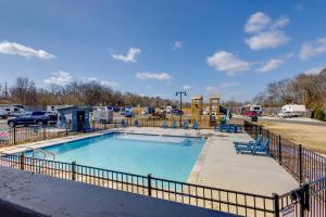 Fire Pit and Pool Access Cozy Cabin in Sevierville!