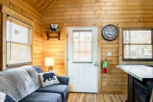 Fire Pit and Pool Access Cozy Cabin in Sevierville!