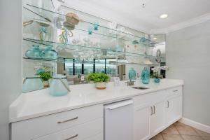 Phoenix on the Bay 1530 condo