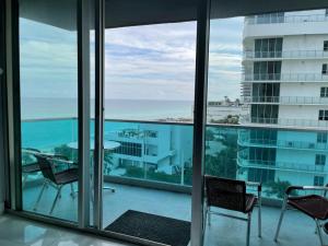 Ocean view-Large 2bedroom Remodeled on the beach