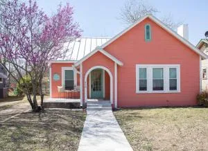 The Coral Cottage Walk to Downtown & River - Ingram