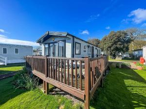 Beautiful Caravan For Hire With A Partial Sea View In Suffolk Ref 32042Az