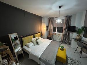 Amaryllis apartment 23