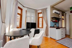 Exclusive House with 2 Apartments including 4 Bedrooms and 4 Bathrooms in Total