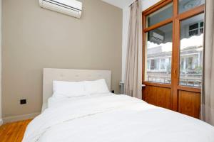 Exclusive House with 2 Apartments including 4 Bedrooms and 4 Bathrooms in Total