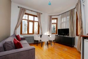 Exclusive House with 2 Apartments including 4 Bedrooms and 4 Bathrooms in Total