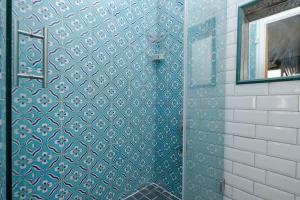 Exclusive House with 2 Apartments including 4 Bedrooms and 4 Bathrooms in Total